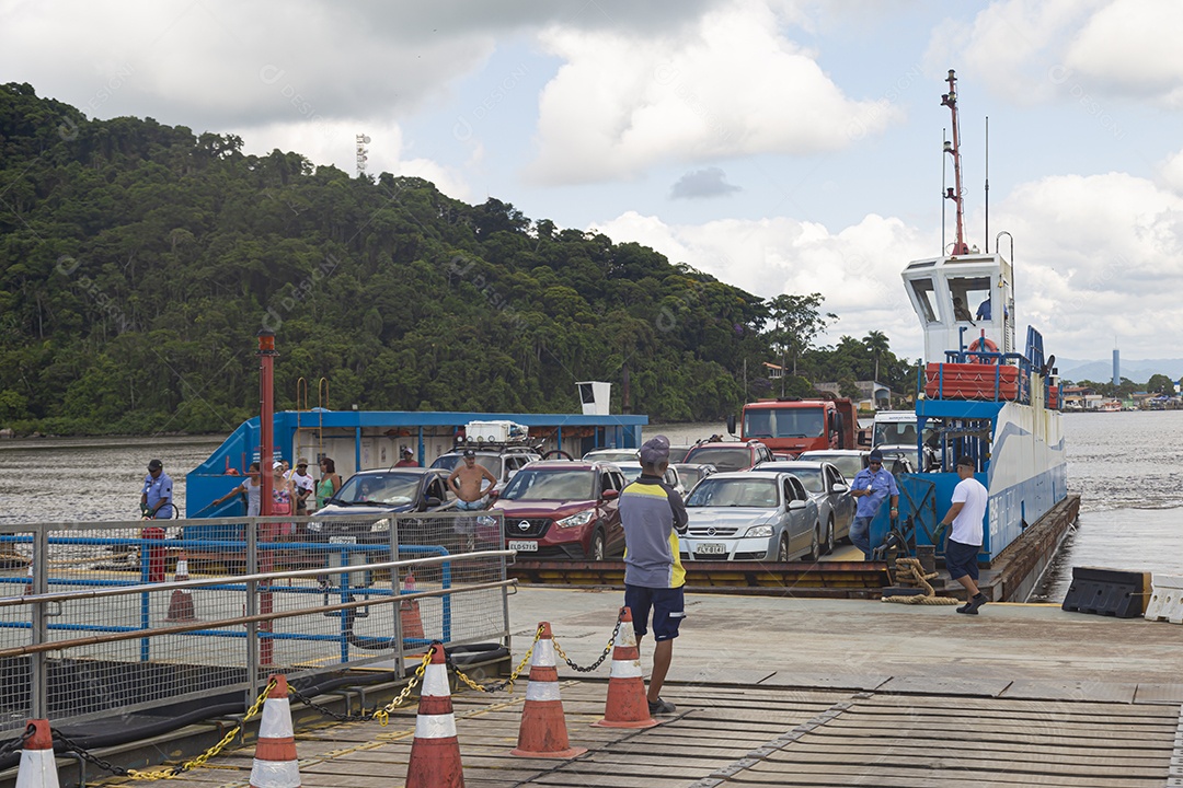 Pessoas sobre uma balsa