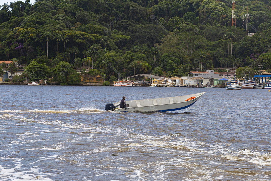 Pessoa sobre águas andando de voadeira