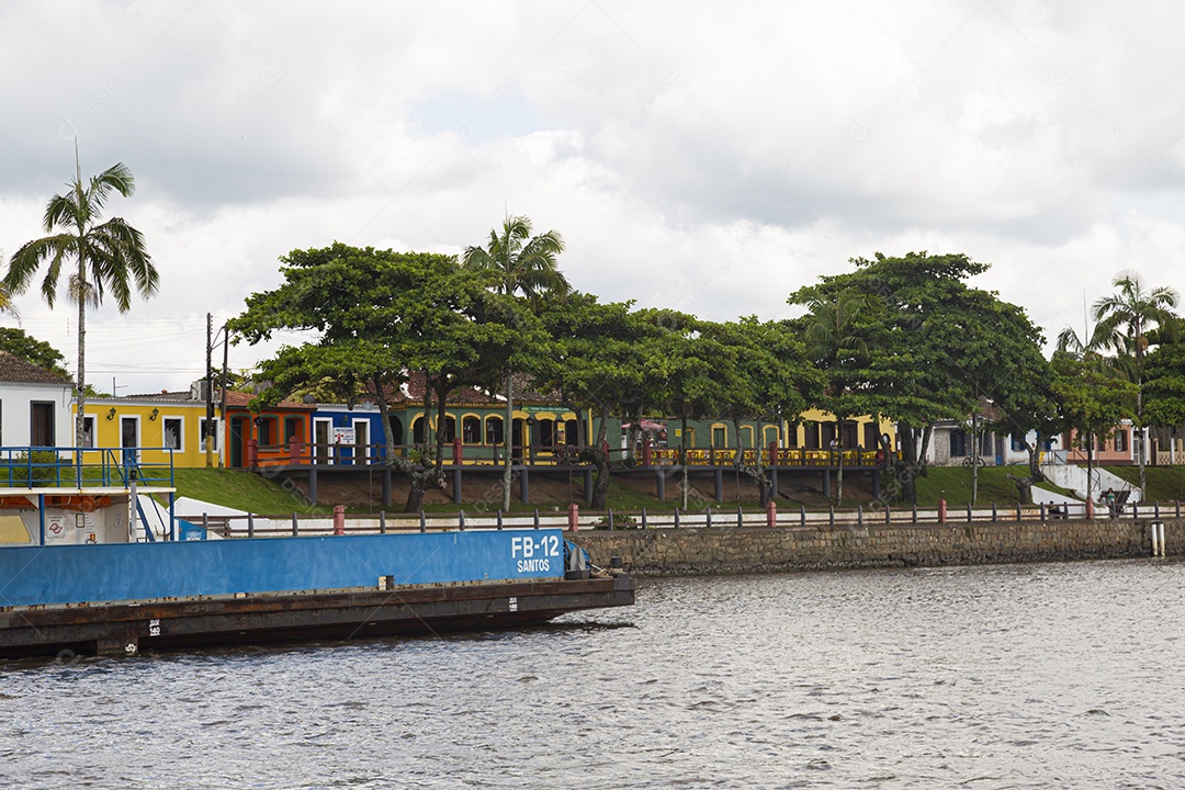 Pessoas sobre uma balsa