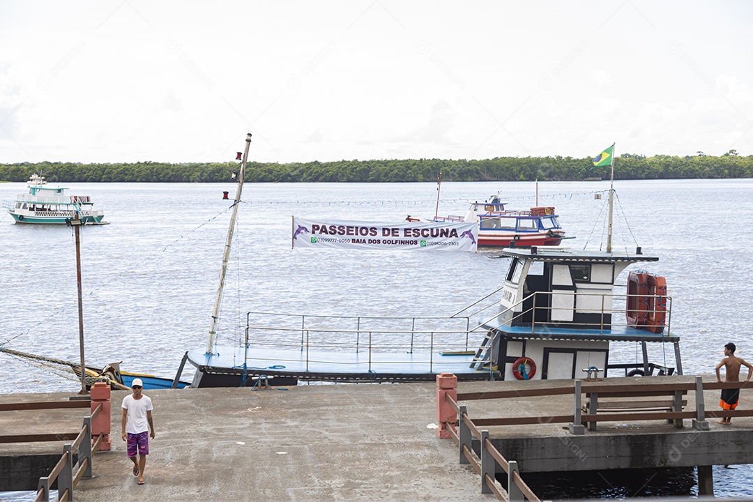 Pessoas sobre uma balsa