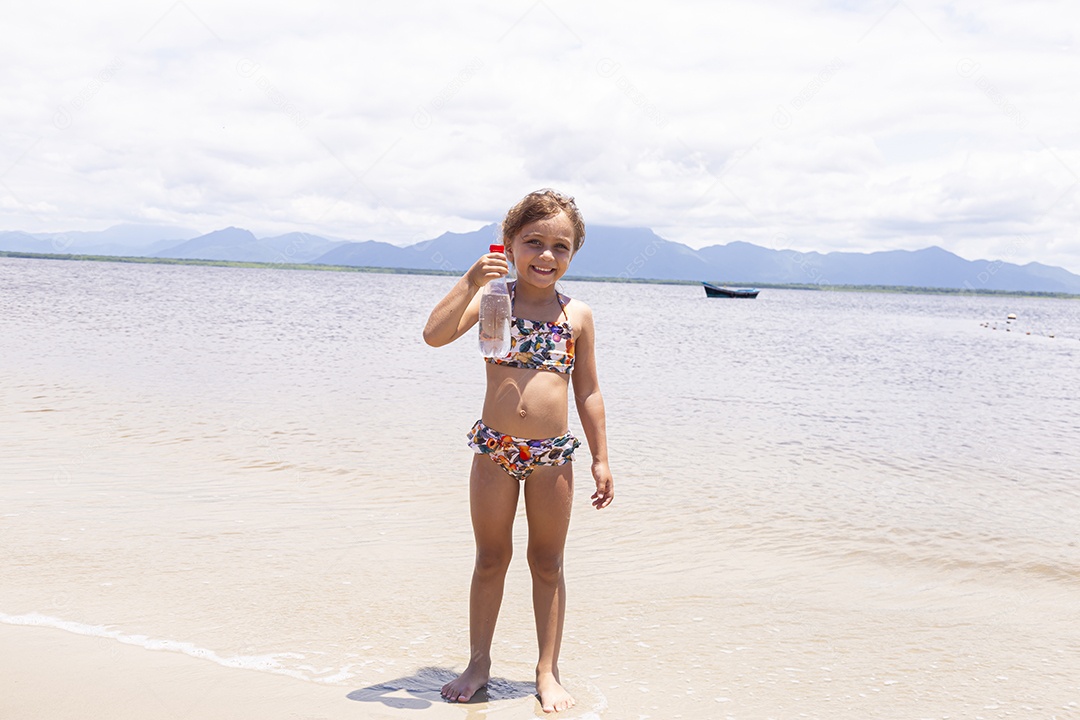 Linda garotinha sobre uma praia