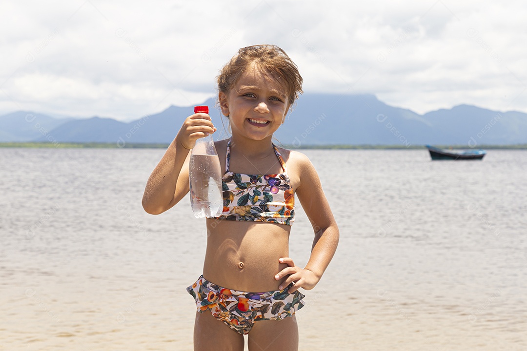 Linda garotinha sobre uma praia