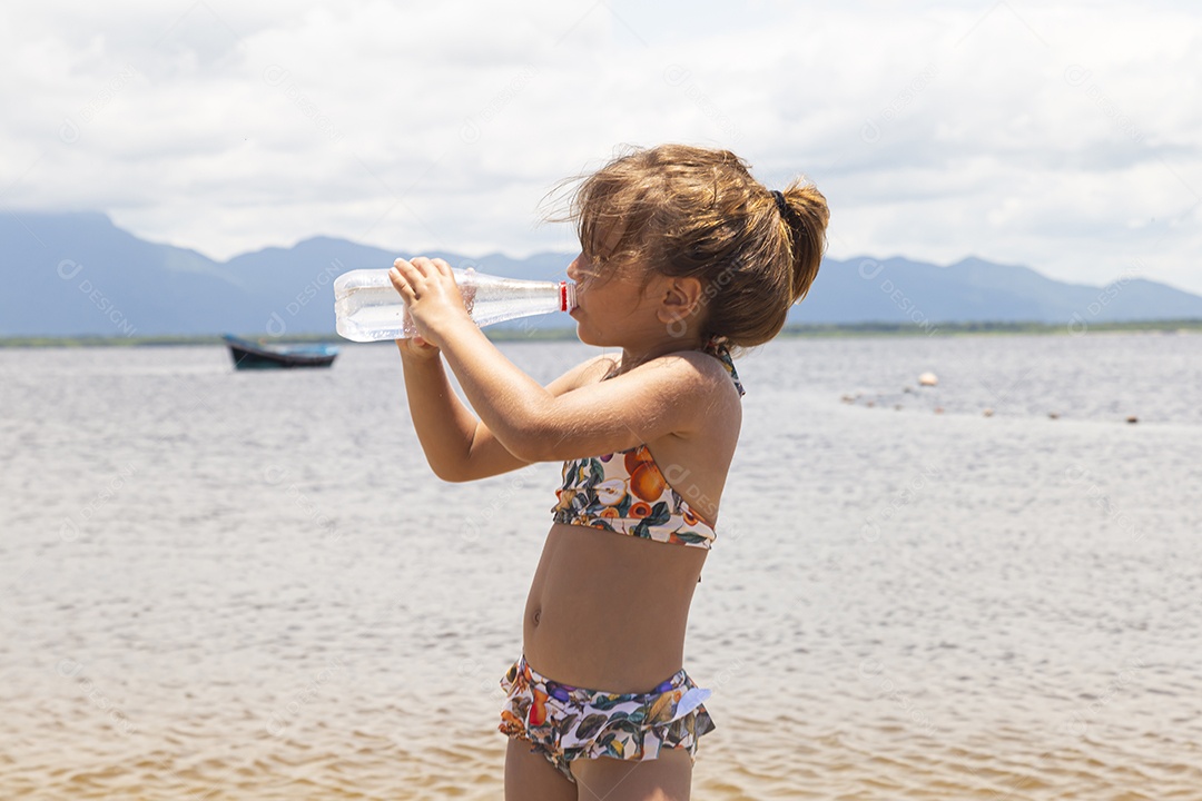Linda garotinha sobre uma praia
