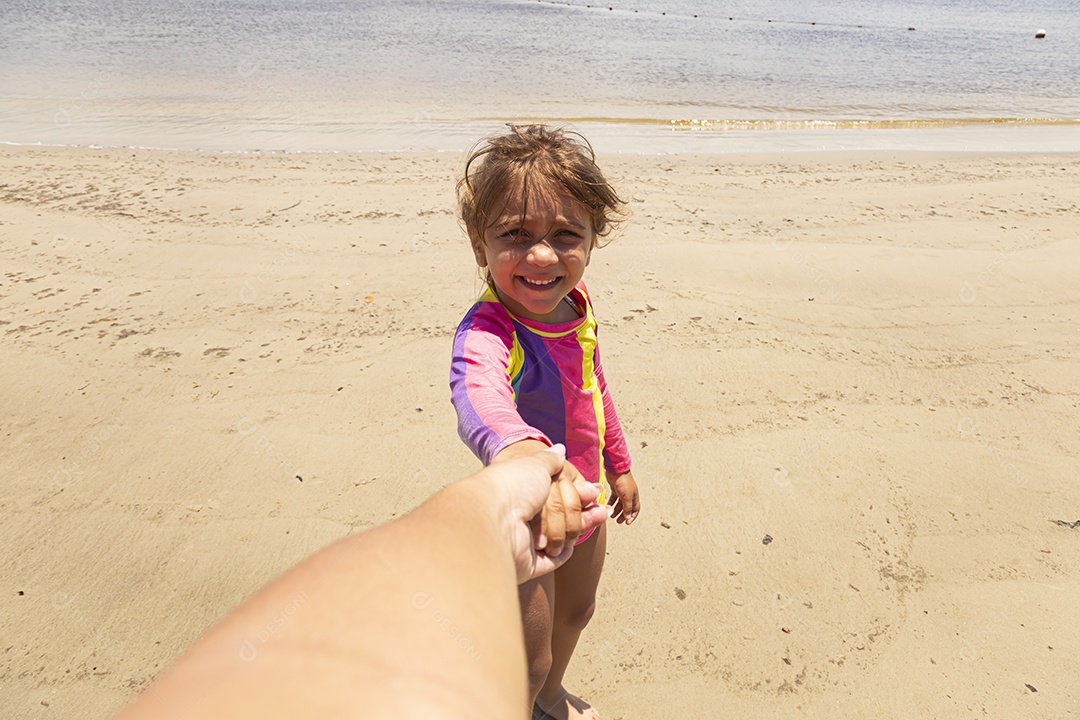 Linda garotinha sobre uma praia