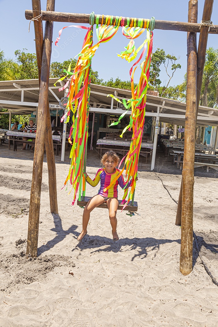 Linda garotinha sobre uma praia