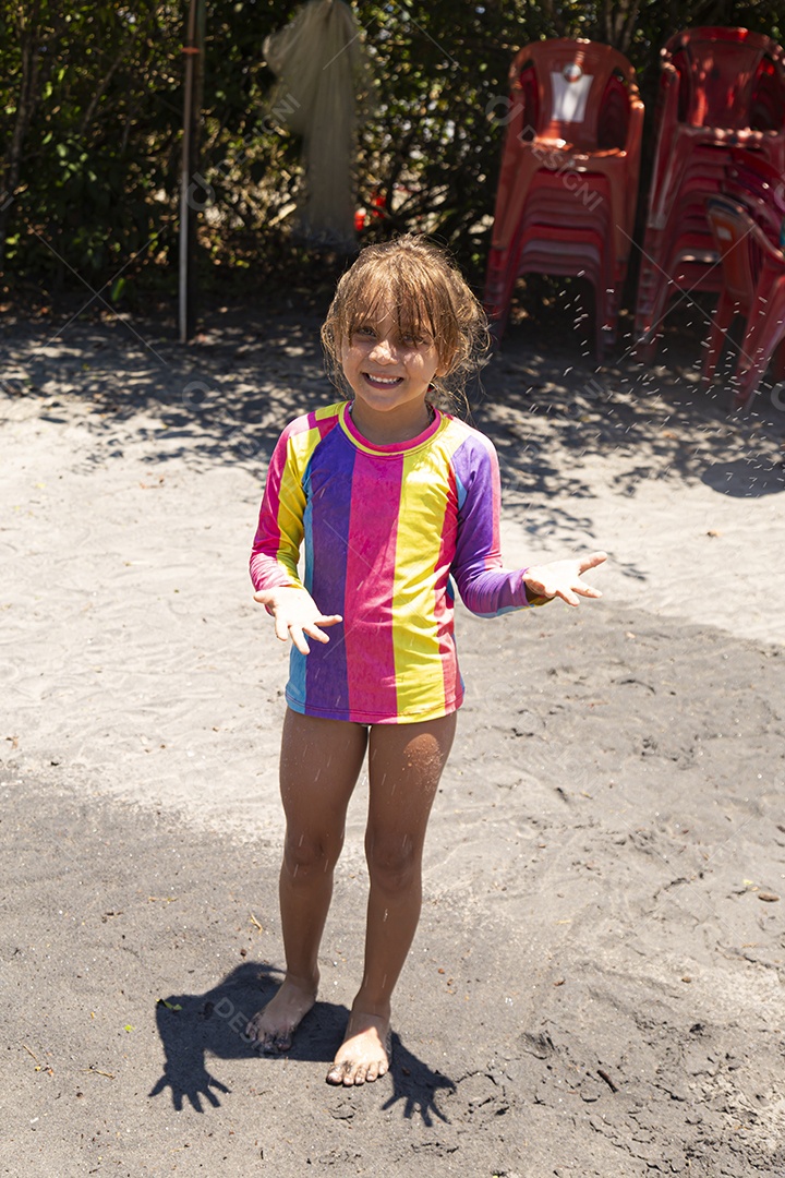 Linda garotinha sobre uma praia