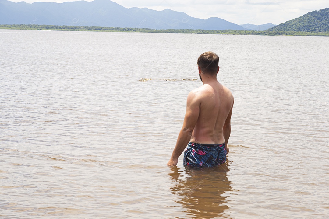 Homem jovem sobre praia curtindo verão
