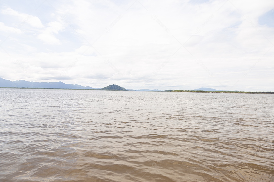 Linda praia com céu nublado