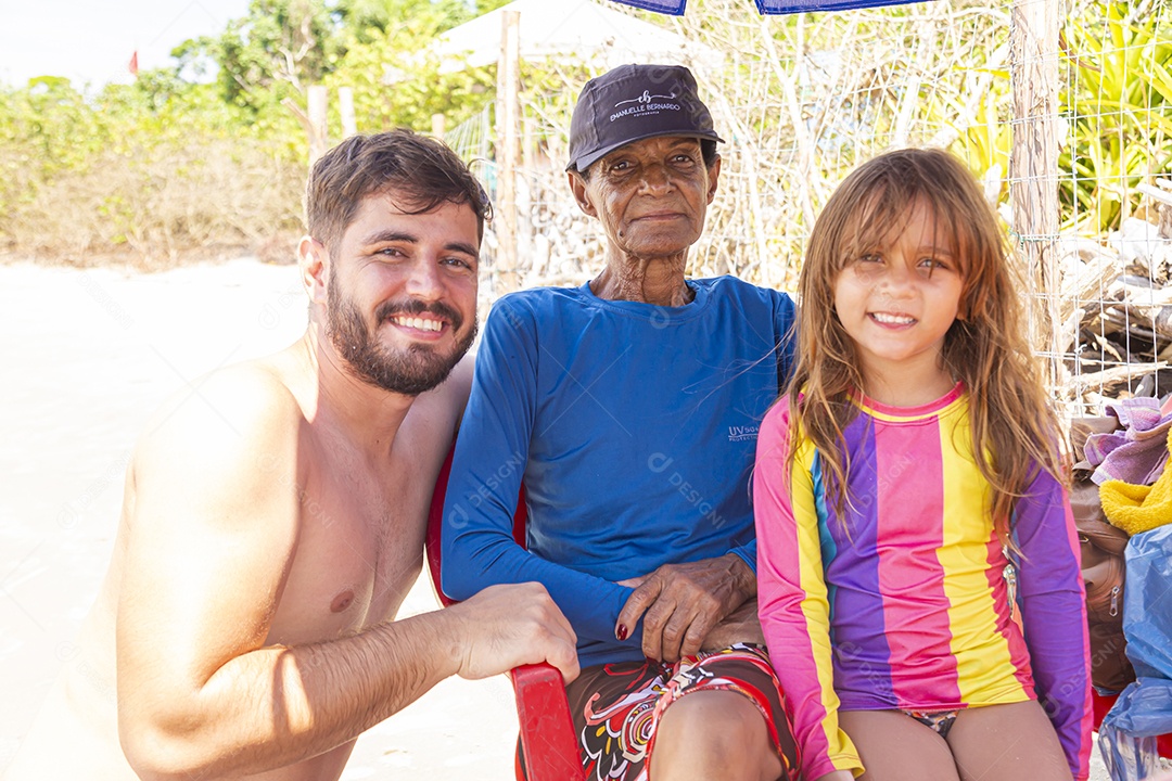 Linda família sobre uma praia felizes