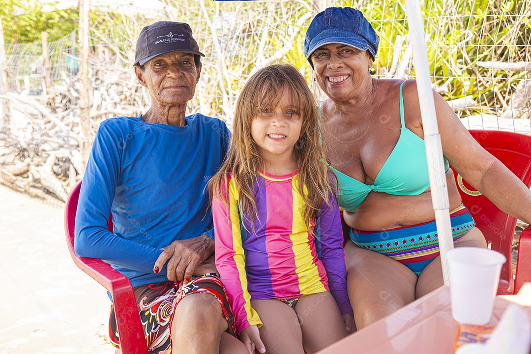 Linda família sobre uma praia felizes