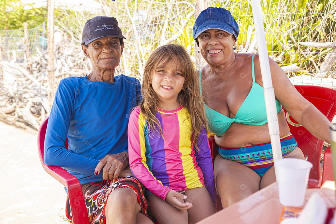Linda família sobre uma praia felizes