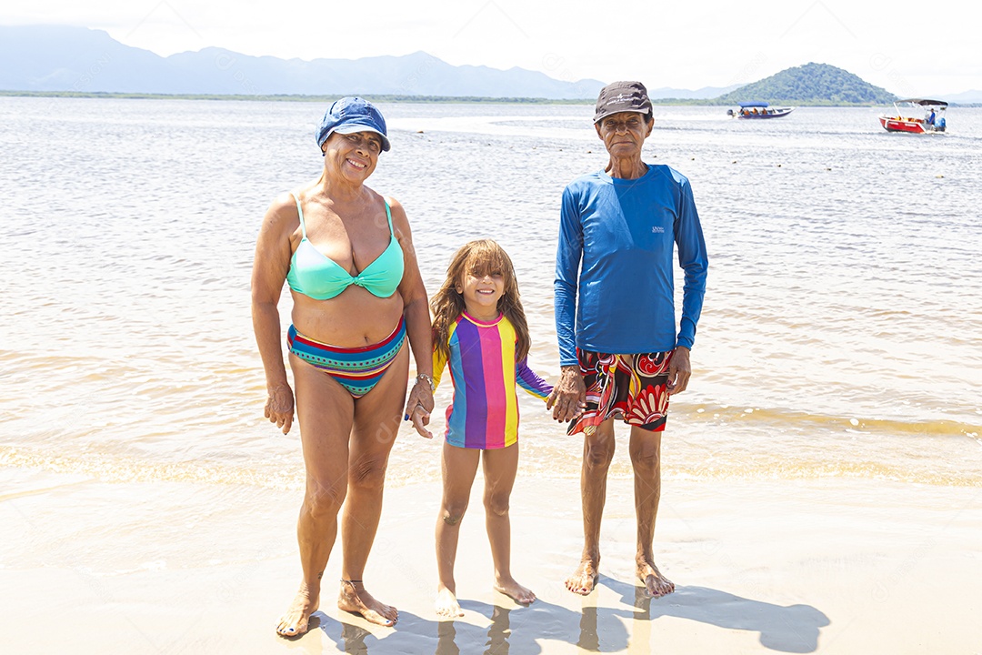 Linda família sobre uma praia felizes