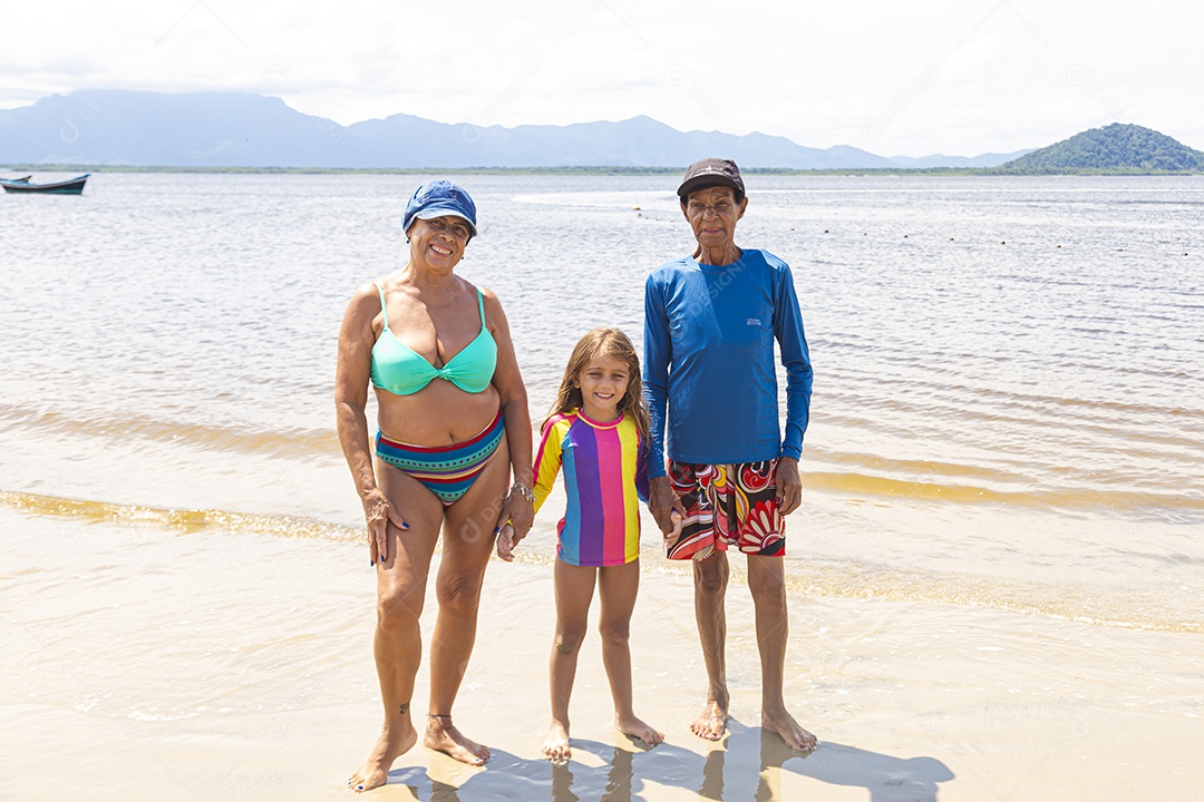 Linda família sobre uma praia felizes