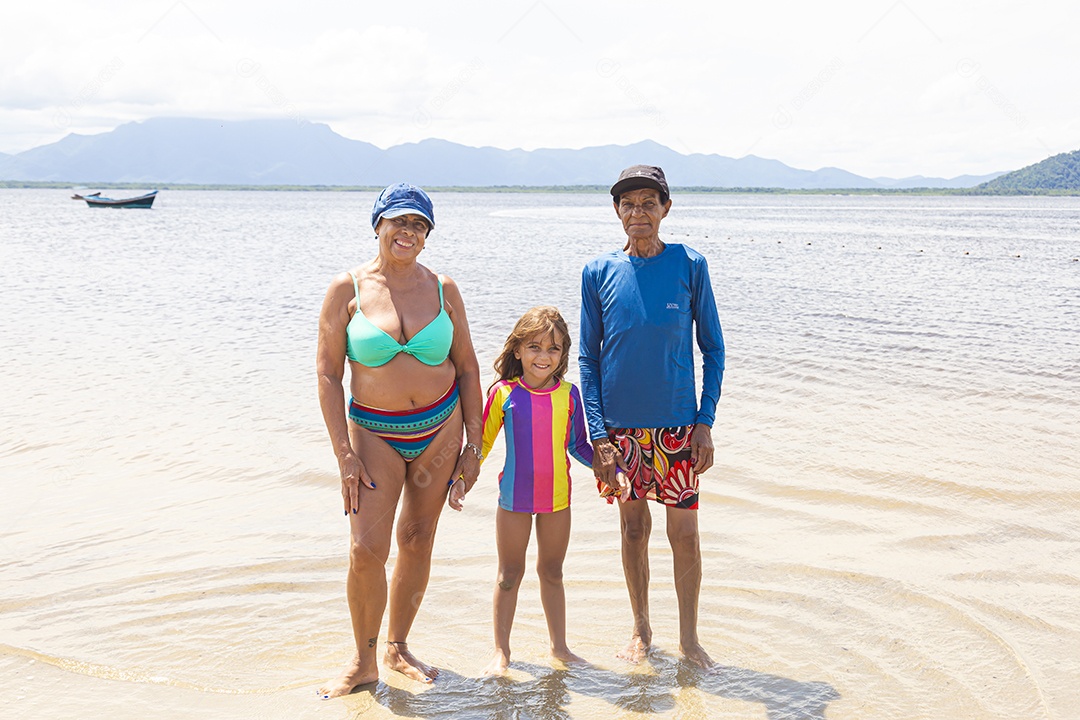 Linda família sobre uma praia felizes