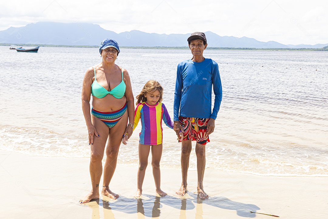 Linda família sobre uma praia felizes