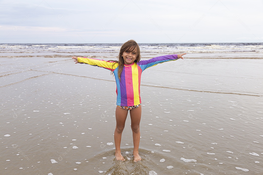 Linda garotinha sobre uma praia