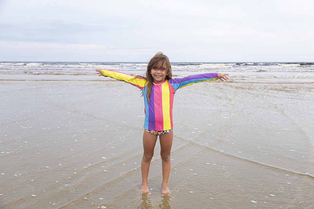 Linda garotinha sobre uma praia