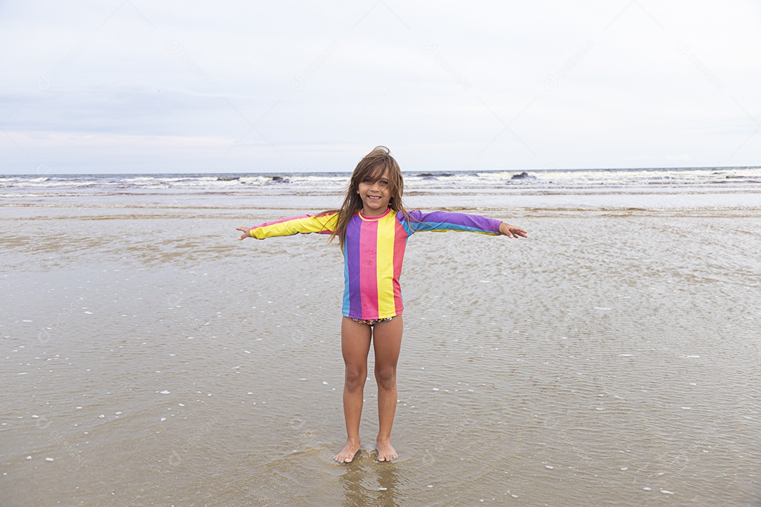 Linda garotinha sobre uma praia