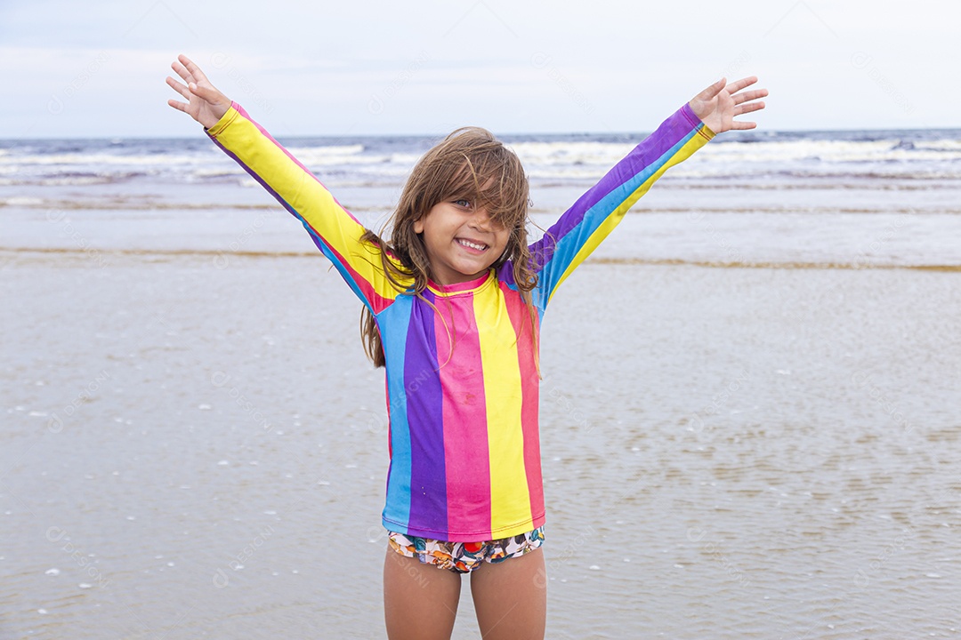 Linda garotinha sobre uma praia