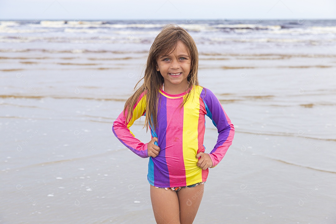Linda garotinha sobre uma praia