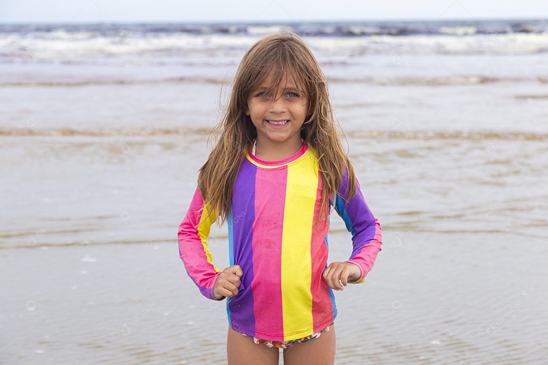 Linda garotinha sobre uma praia