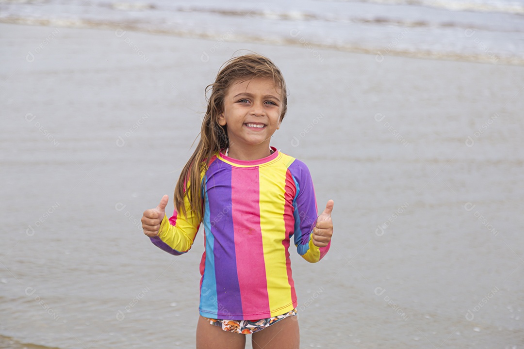 Linda garotinha sobre uma praia