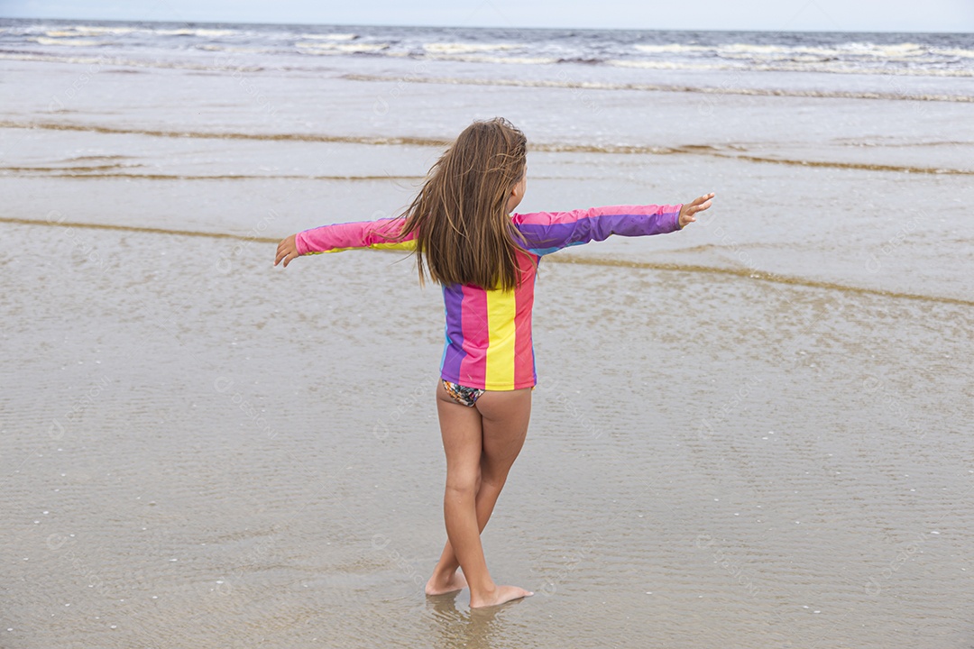 Linda garotinha sobre uma praia