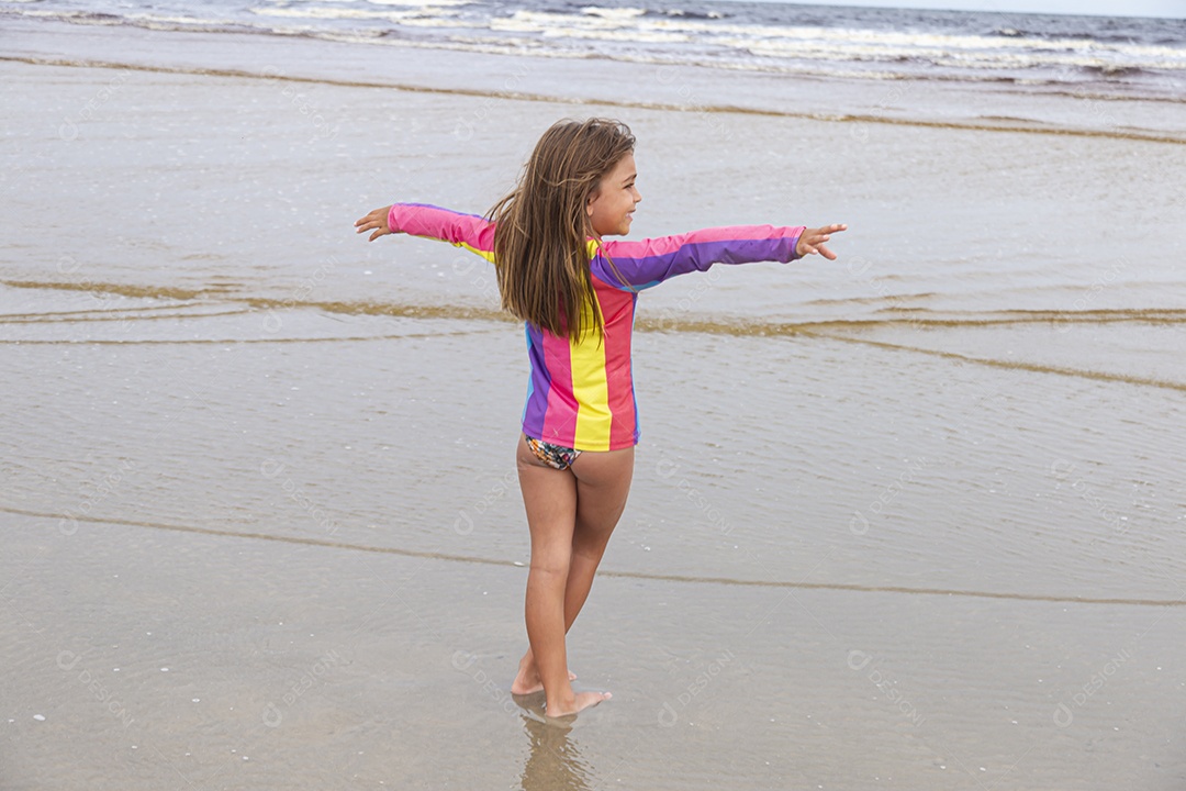Linda garotinha sobre uma praia