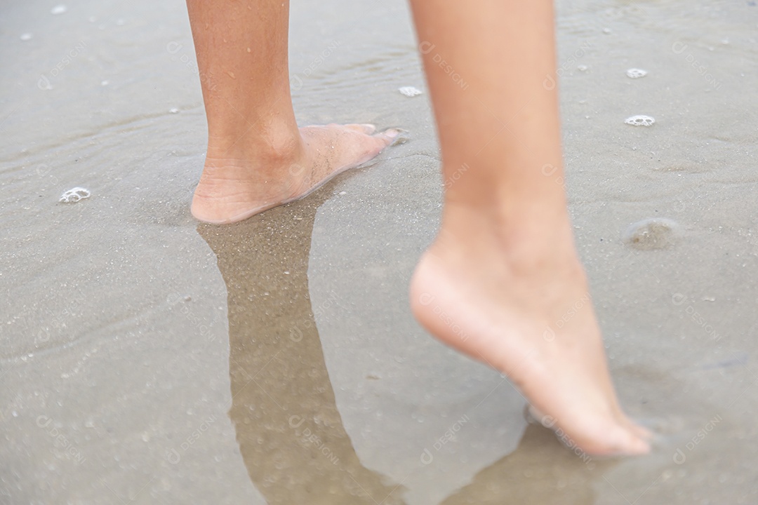 Linda garotinha sobre uma praia