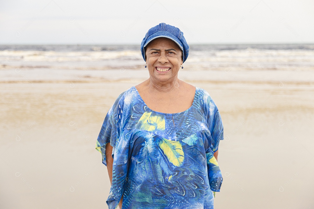 Mulher de meia idade feliz sobre uma praia