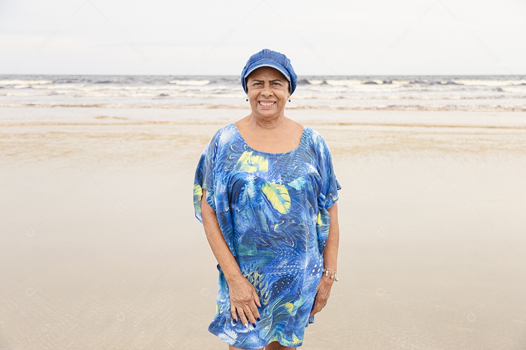 Mulher de meia idade feliz sobre uma praia