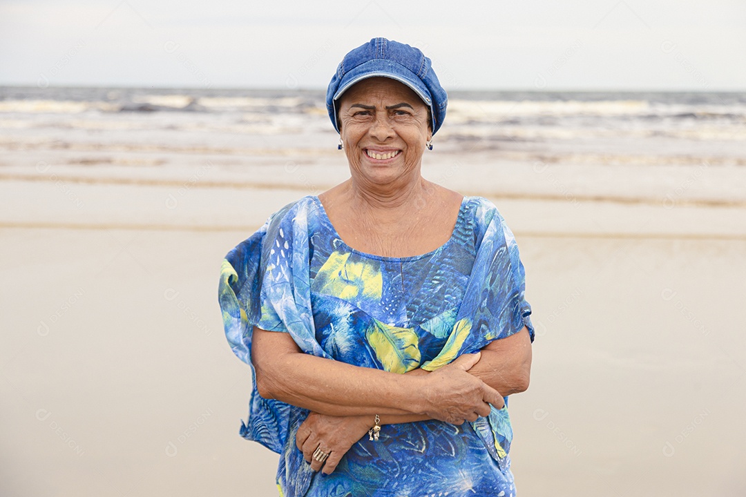 Mulher de meia idade feliz sobre uma praia