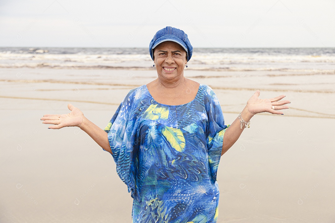 Mulher de meia idade feliz sobre uma praia