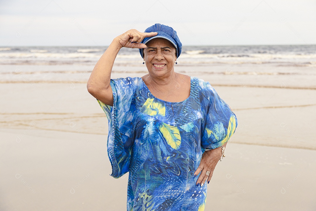 Mulher de meia idade feliz sobre uma praia