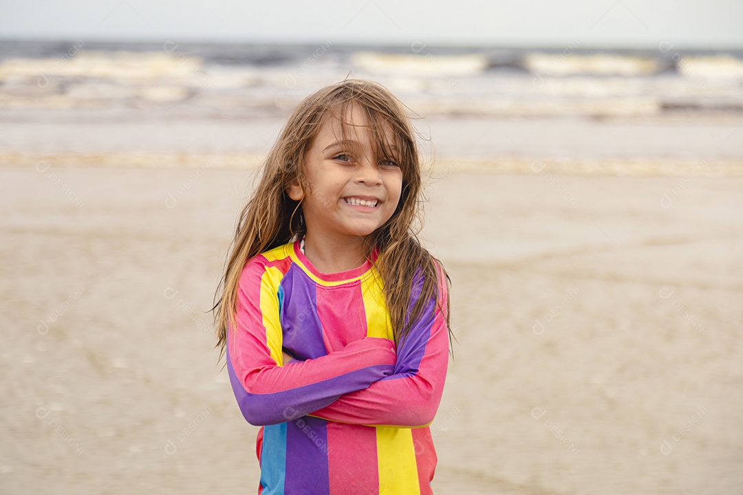 Linda garotinha sobre uma praia
