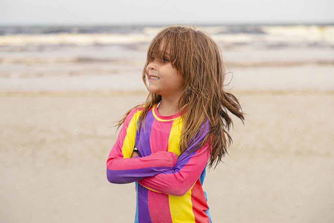Linda garotinha sobre uma praia