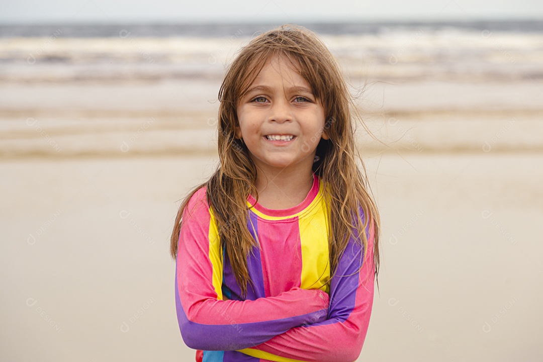 Linda garotinha sobre uma praia