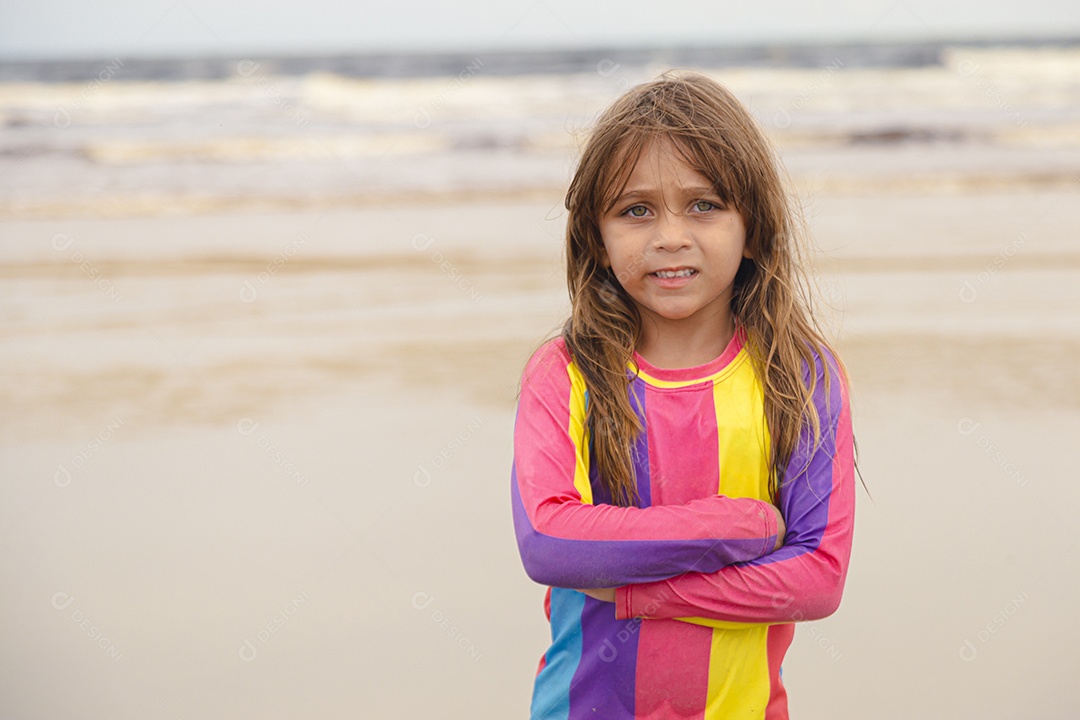 Linda garotinha sobre uma praia