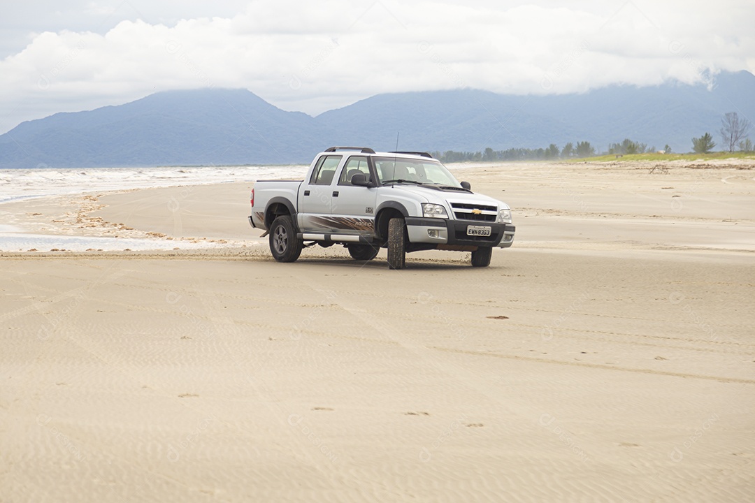 Caminhonete sobre uma praia