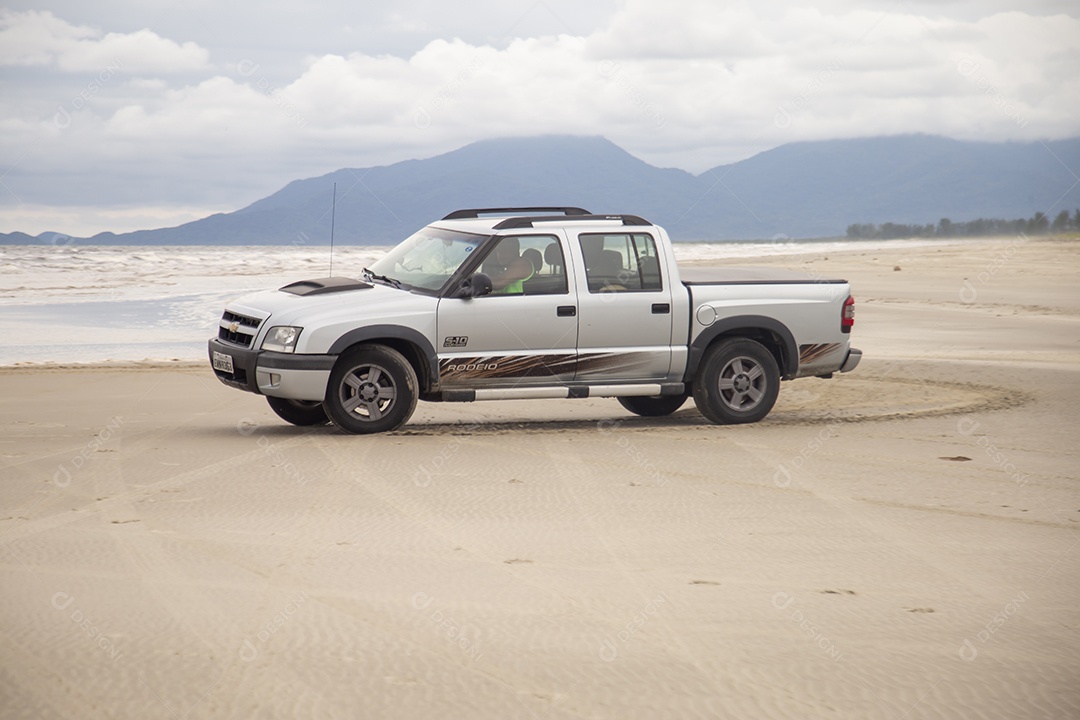 Caminhonete sobre uma praia