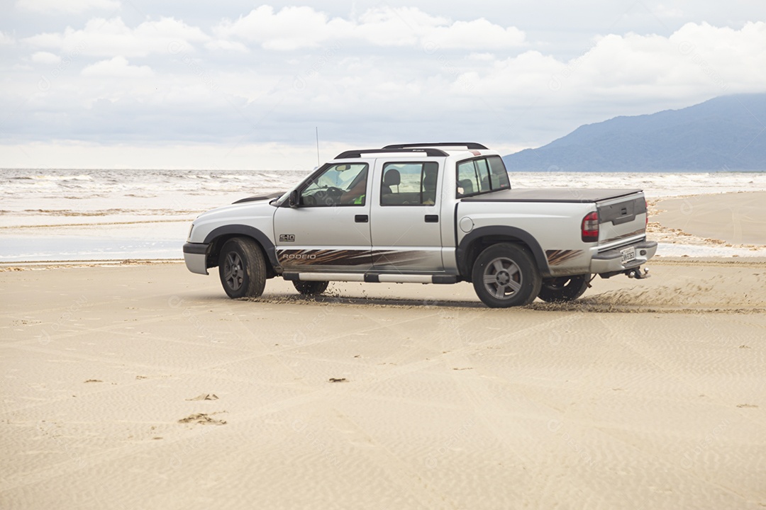 Caminhonete sobre uma praia