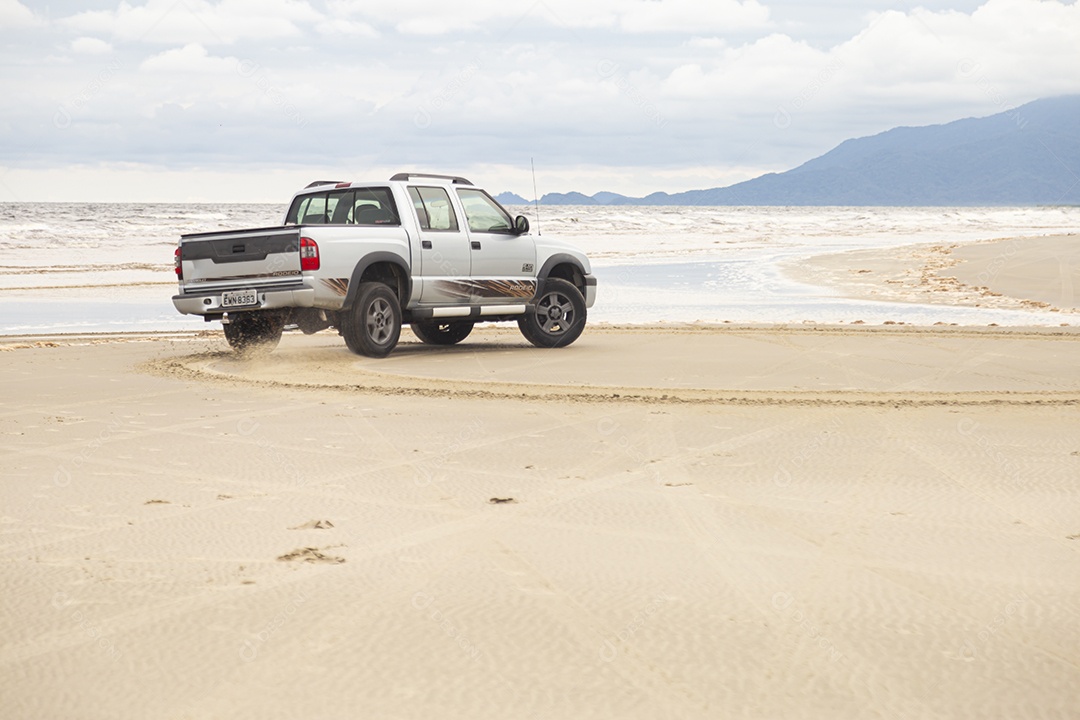Caminhonete sobre uma praia