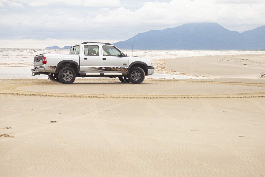 Caminhonete sobre uma praia