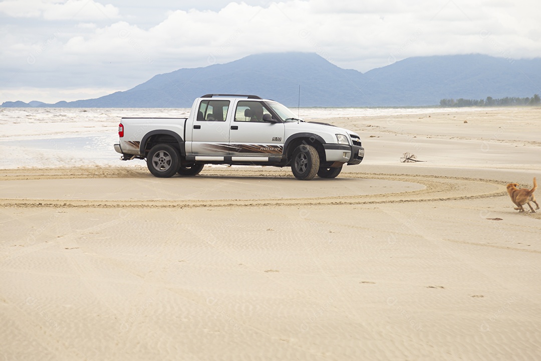 Caminhonete sobre uma praia
