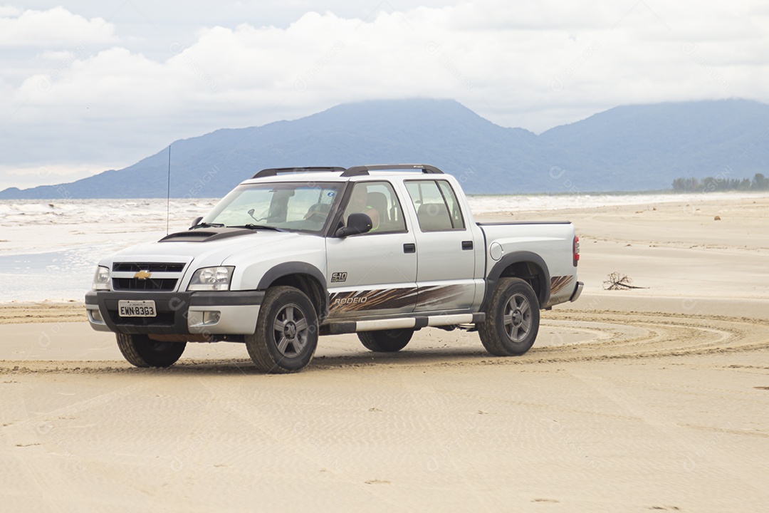 Caminhonete sobre uma praia