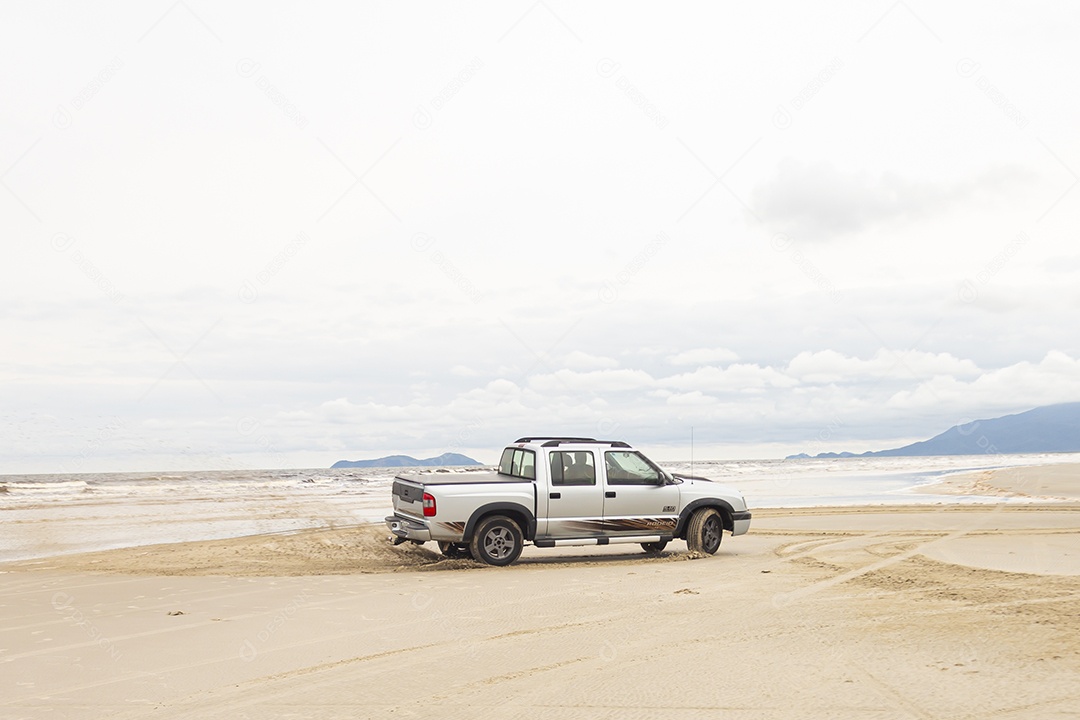 Caminhonete sobre uma praia