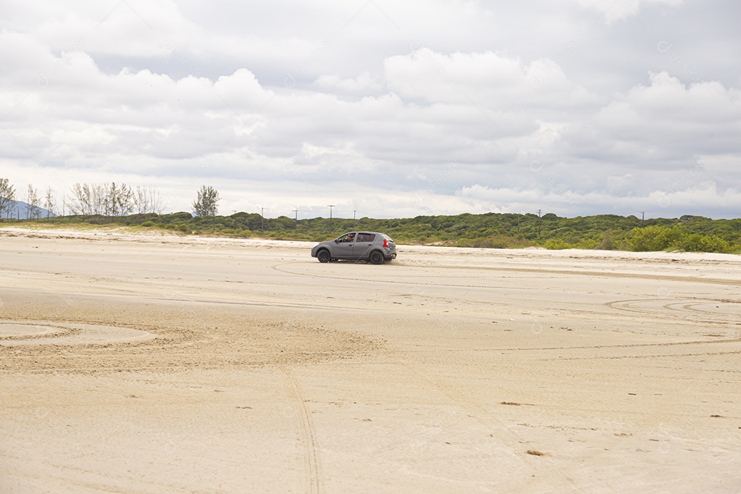 Carro sobre uma praia