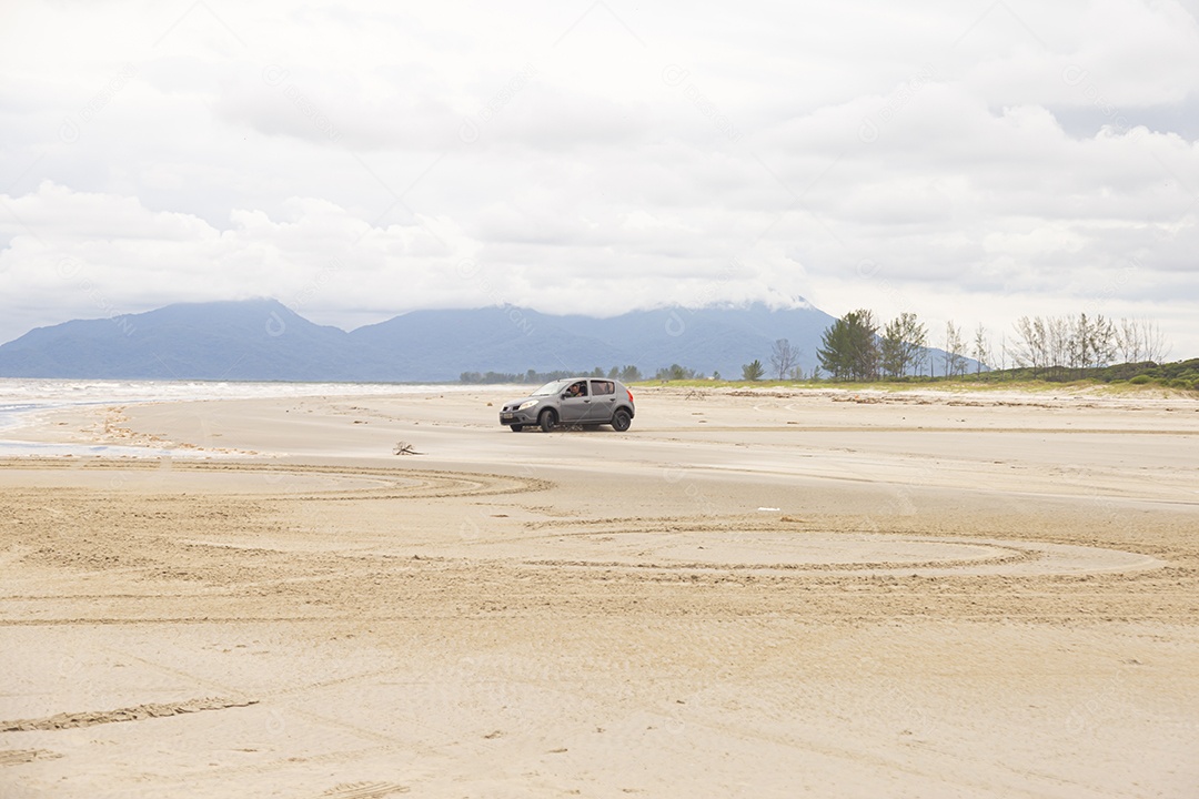 Carro sobre uma praia