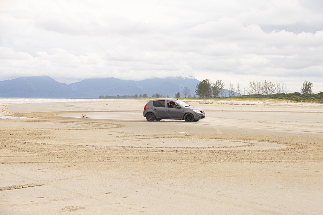 Carro sobre uma praia