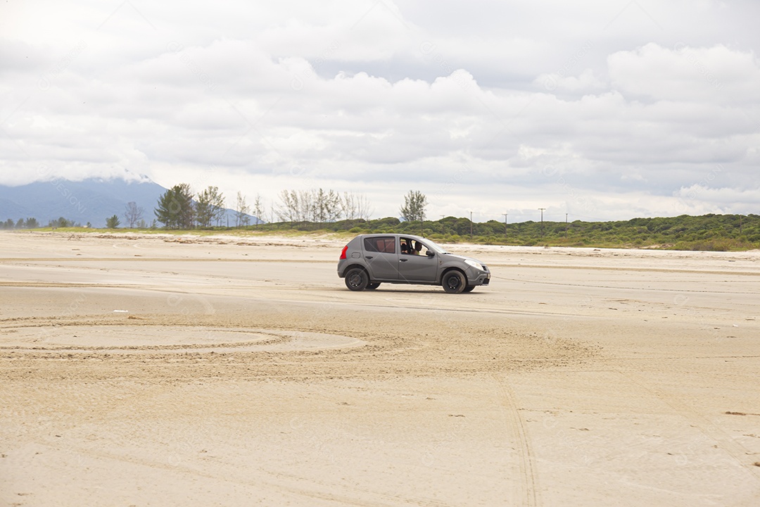 Carro sobre uma praia